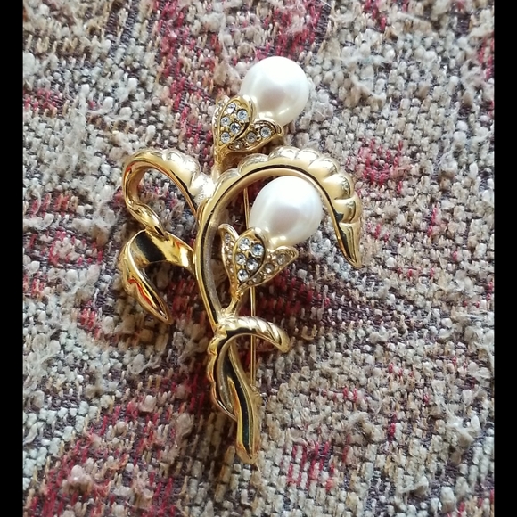 MONET Pearl Rhinestone Flower Brooch - Picture 8 of 16